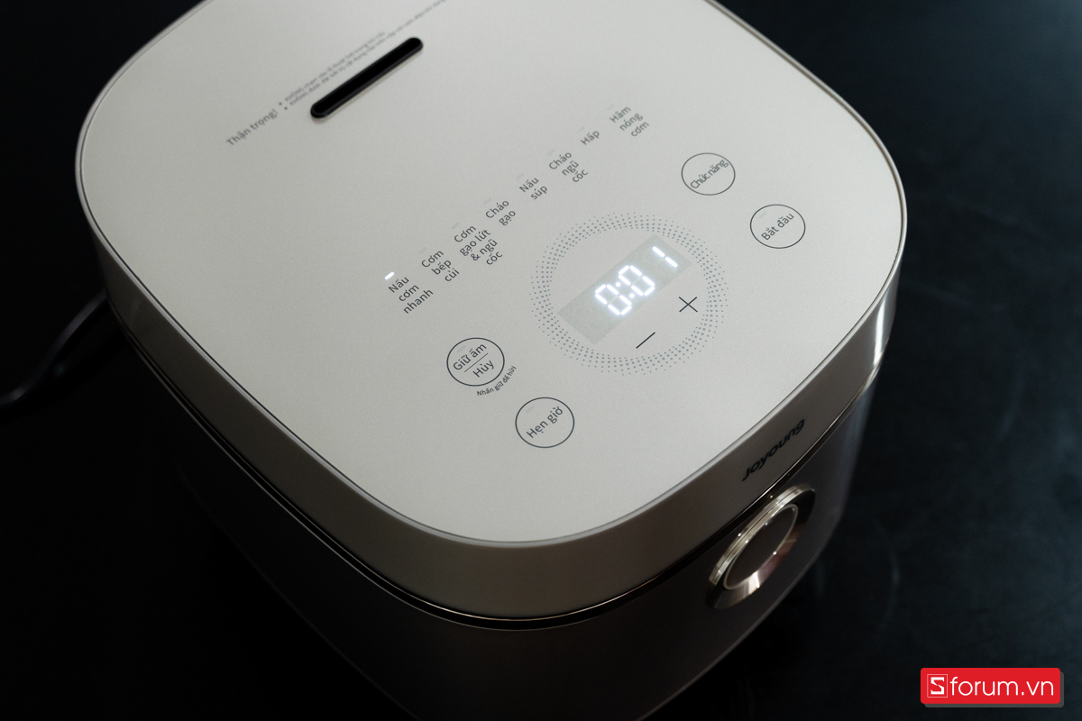 Trên tay nồi cơm điện Joyoung JNRC-502