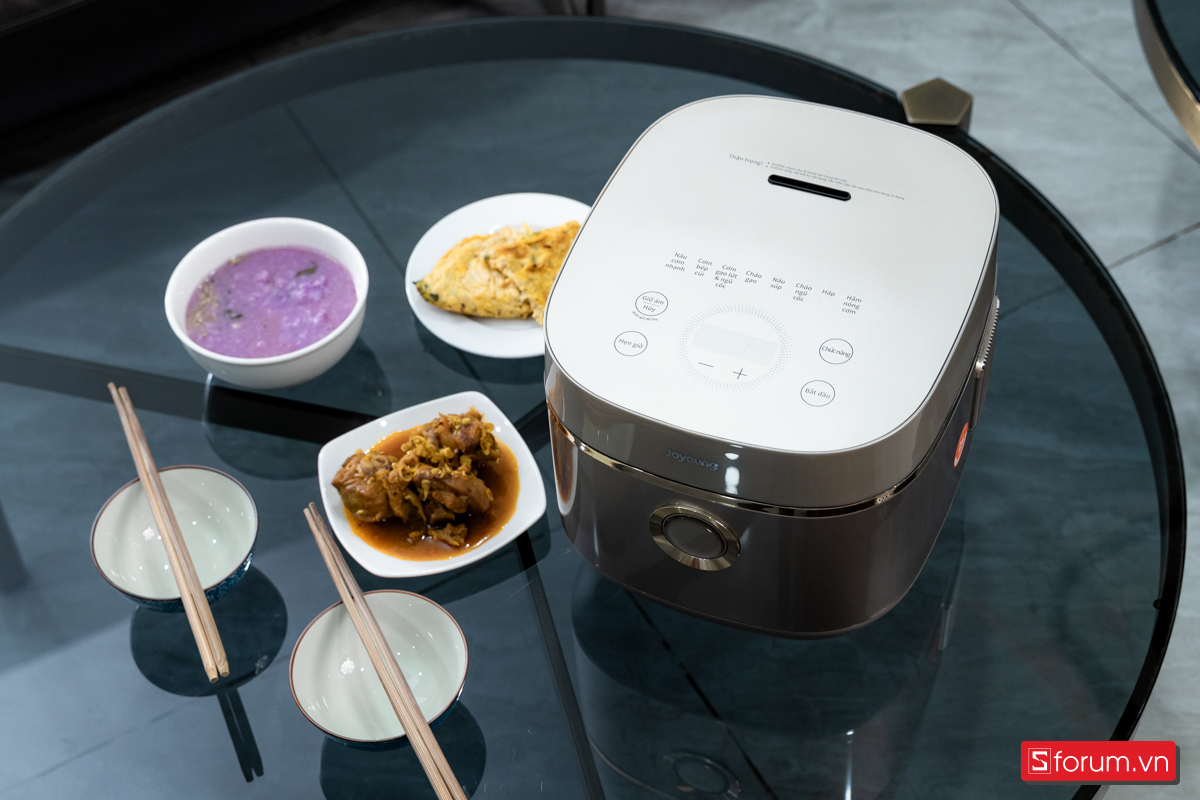Trên tay nồi cơm điện Joyoung JNRC-502