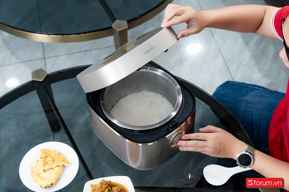 Trên tay nồi cơm điện Joyoung JNRC-502