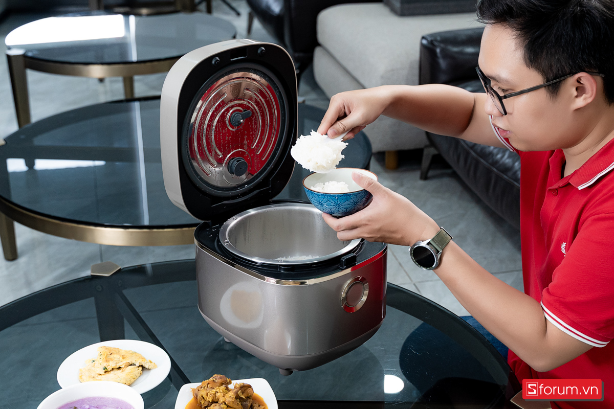 Trên tay nồi cơm điện Joyoung JNRC-502