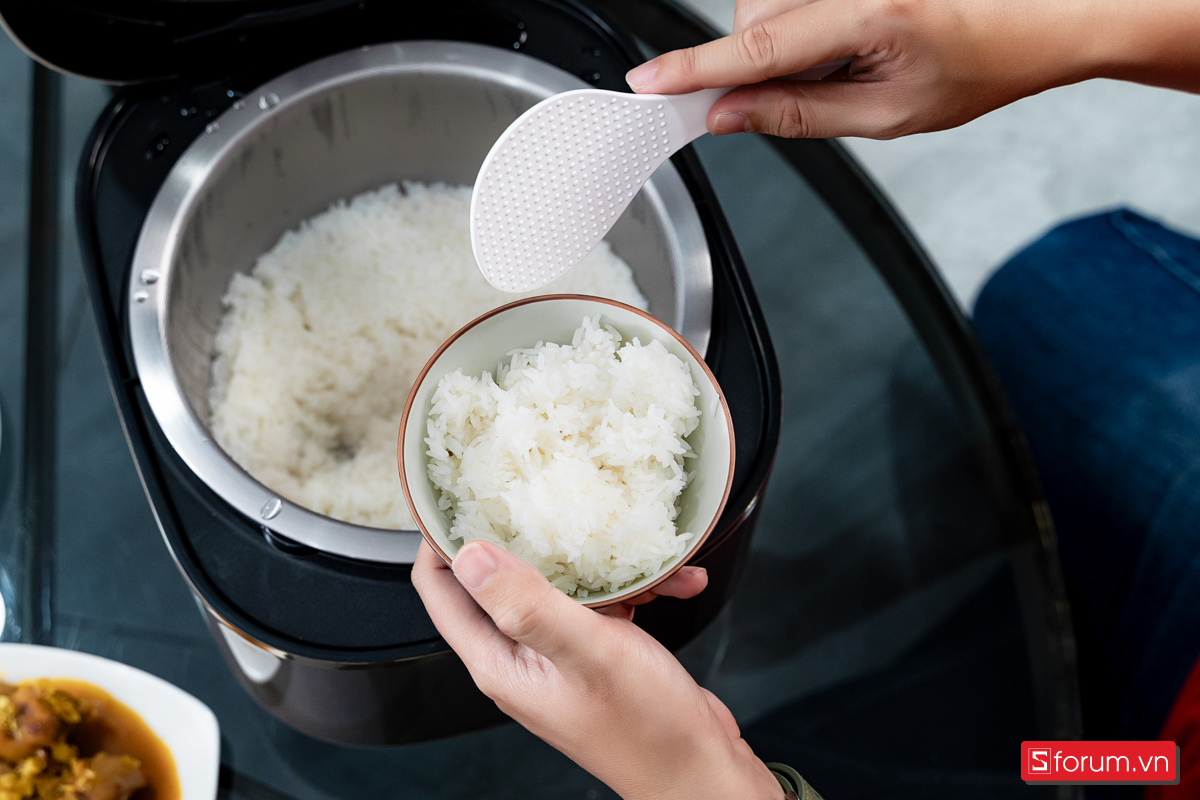Trên tay nồi cơm điện Joyoung JNRC-502