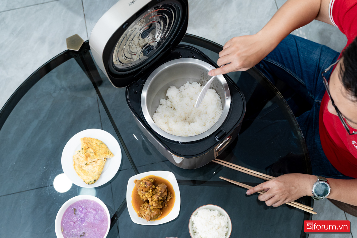 Trên tay nồi cơm điện Joyoung JNRC-502
