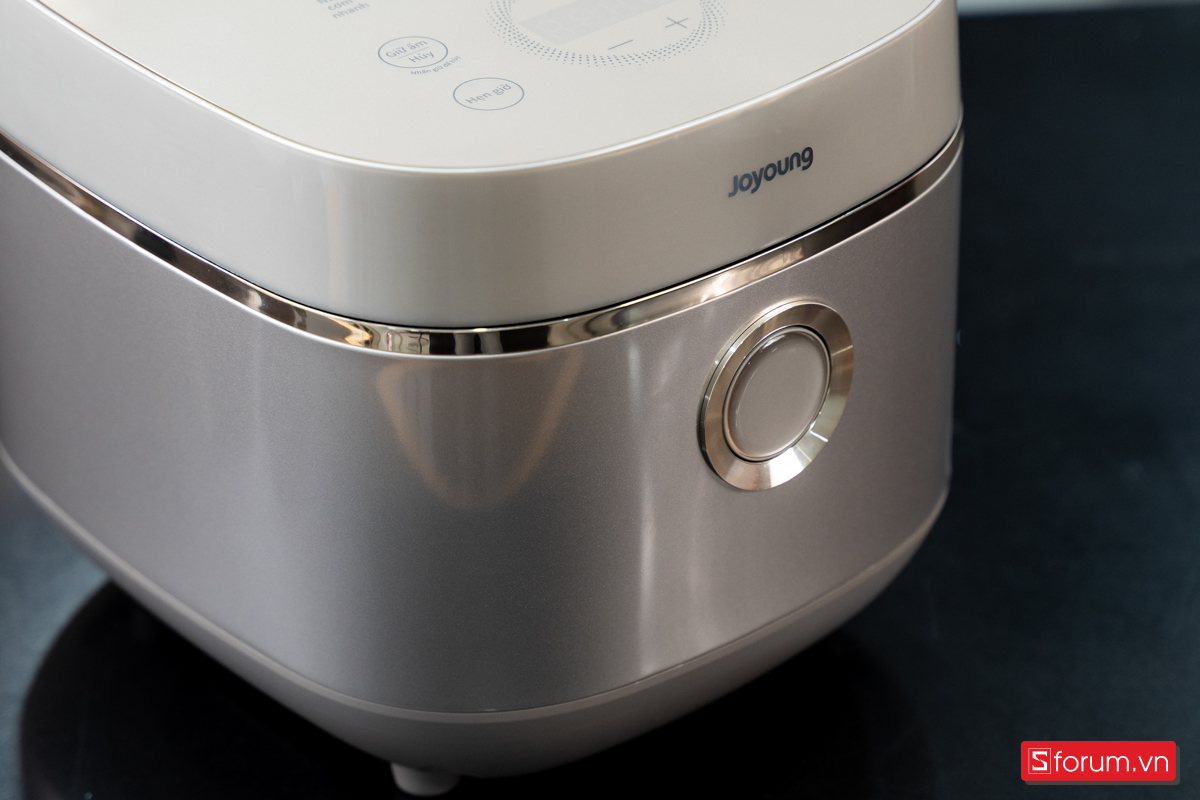 Trên tay nồi cơm điện Joyoung JNRC-502