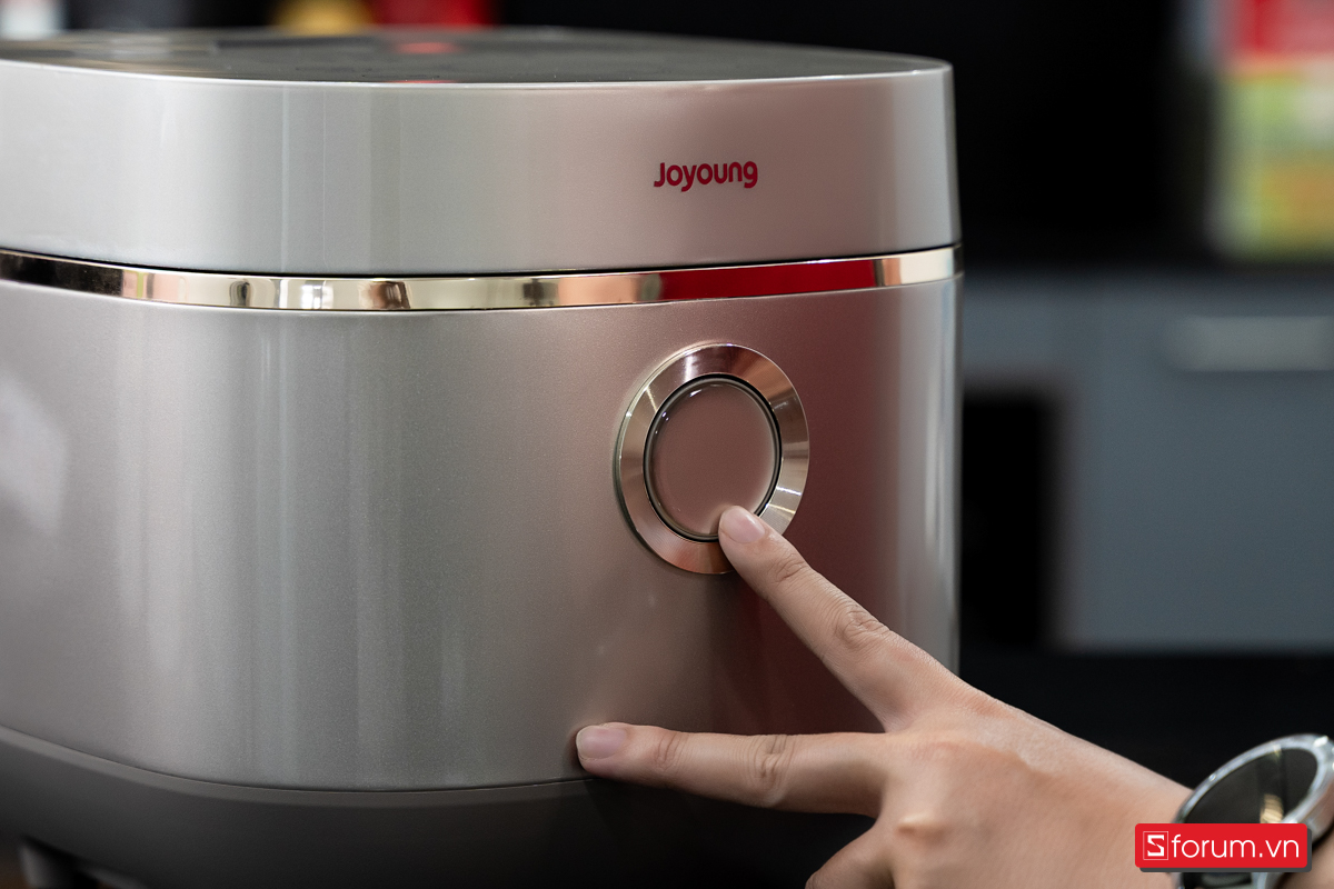Trên tay nồi cơm điện Joyoung JNRC-502