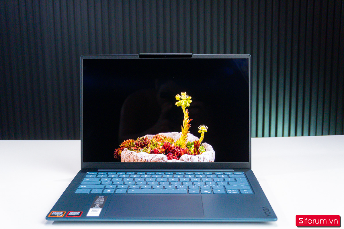 Trên tay Lenovo Yoga Slim 7 14AGP11 - màn hình