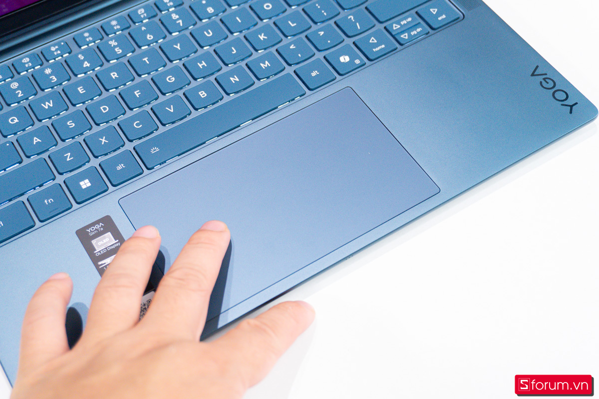Trên tay Lenovo Yoga Slim 7 14AGP11 - touchpad