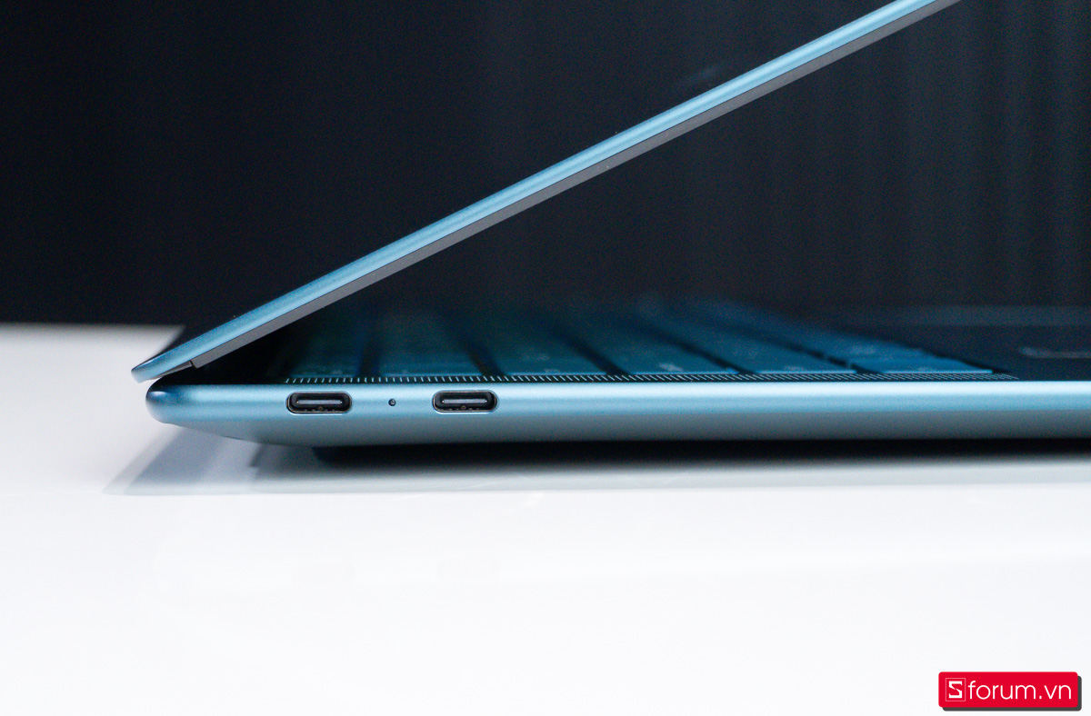 Trên tay Lenovo Yoga Slim 7 14AGP11 - cổng kết nối