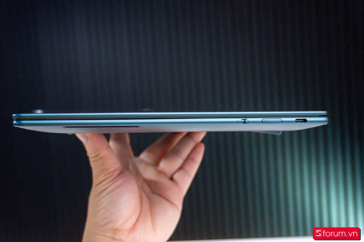 Trên tay Lenovo Yoga Slim 7 14AGP11 - cổng kết nối