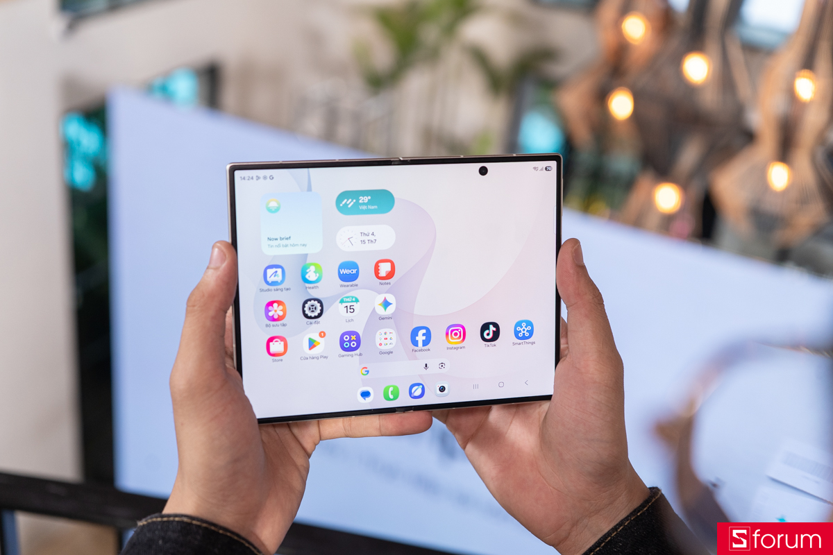 Trên tay Samsung Galaxy Z Fold8 với màn hình tỷ lệ mới