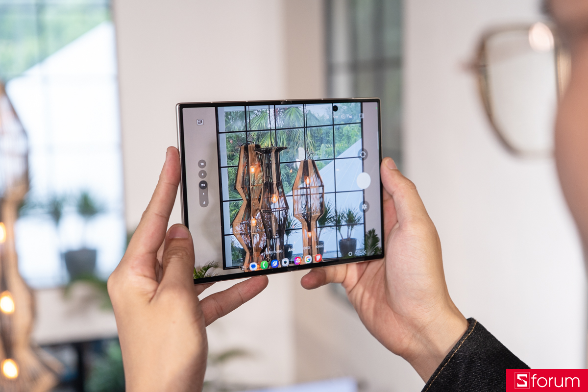 Trên tay Samsung Galaxy Z Fold8 với camera kép