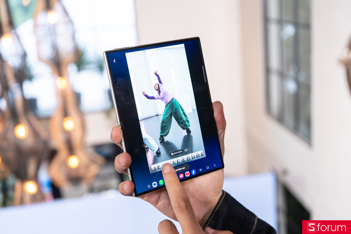 Trên tay Samsung Galaxy Z Fold8 với nhiều tính năng AI
