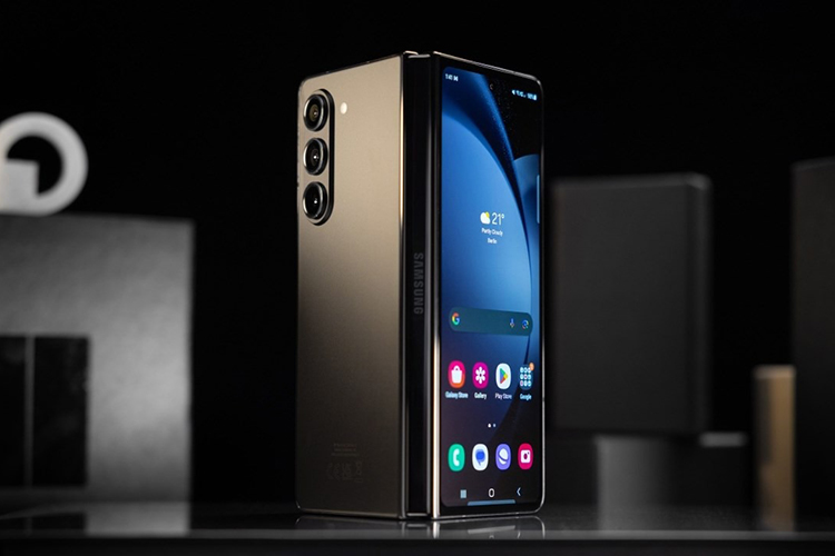 Galaxy Z Fold6 lộ ảnh thực tế với màn hình phụ có viền đối xứng