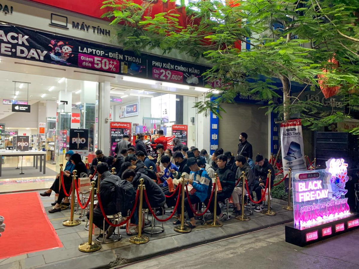 Các bạn trẻ đến xếp hàng từ sớm tại các cửa hàng CellphoneS diễn ra sự kiện