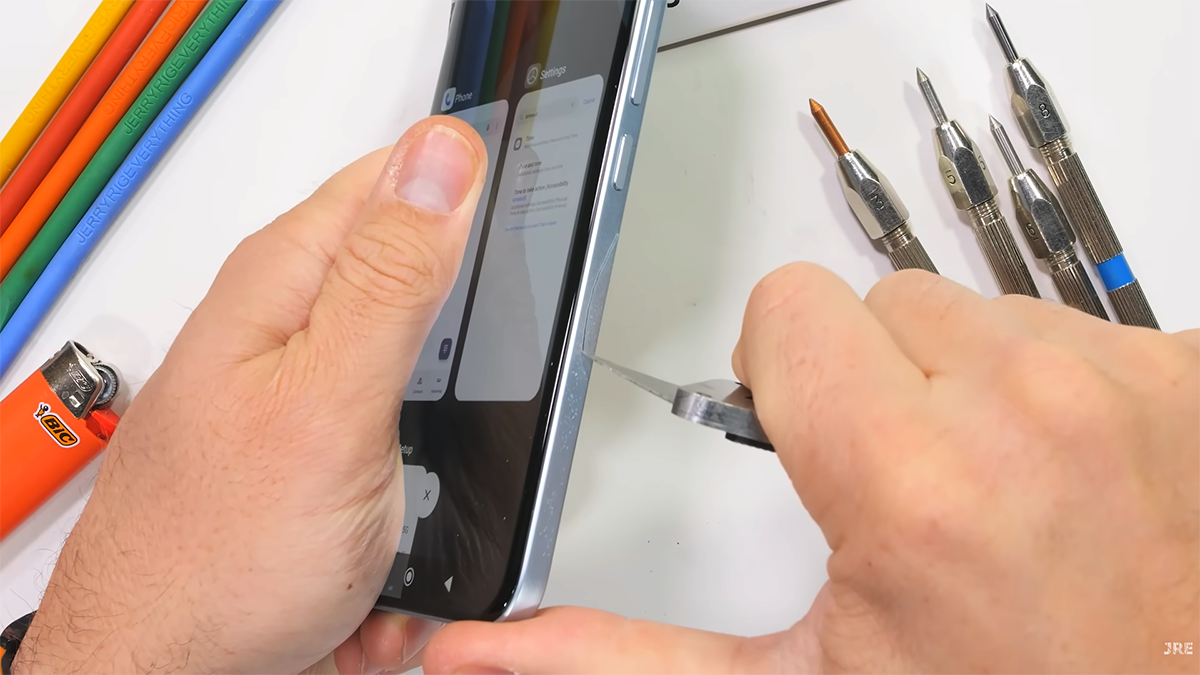 Khung viền kim loại dễ bị trầy xước bởi các vật sắc nhọn