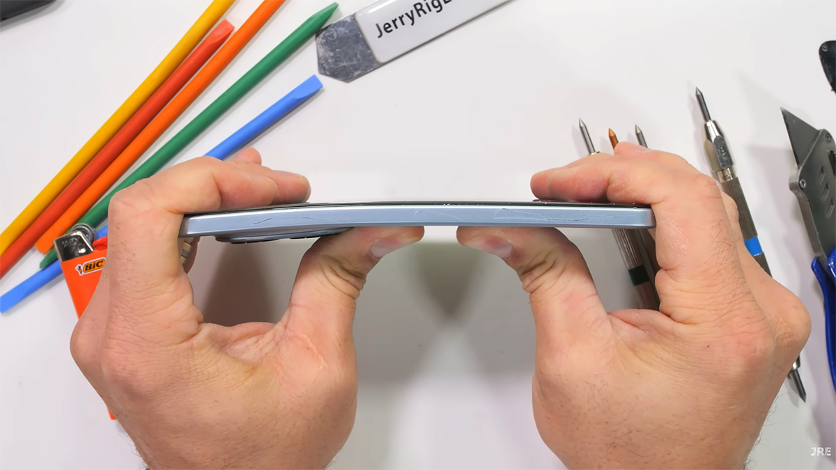 Redmi Note 15 Pro Plus không hề hấn gì sau khi bị bẻ cong