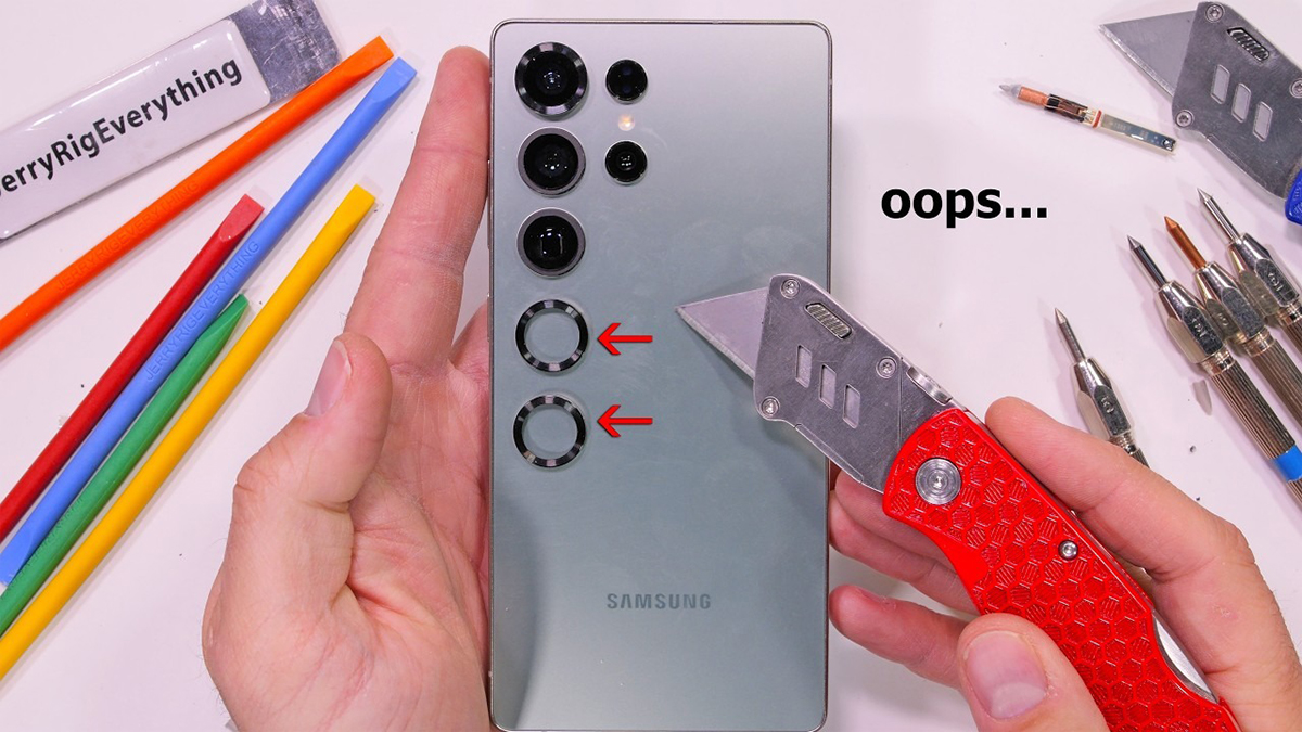 Galaxy S25 Ultra có sống sót sau màn tra tấn bằng dao rọc giấy, hơ lửa và bẻ cong?
