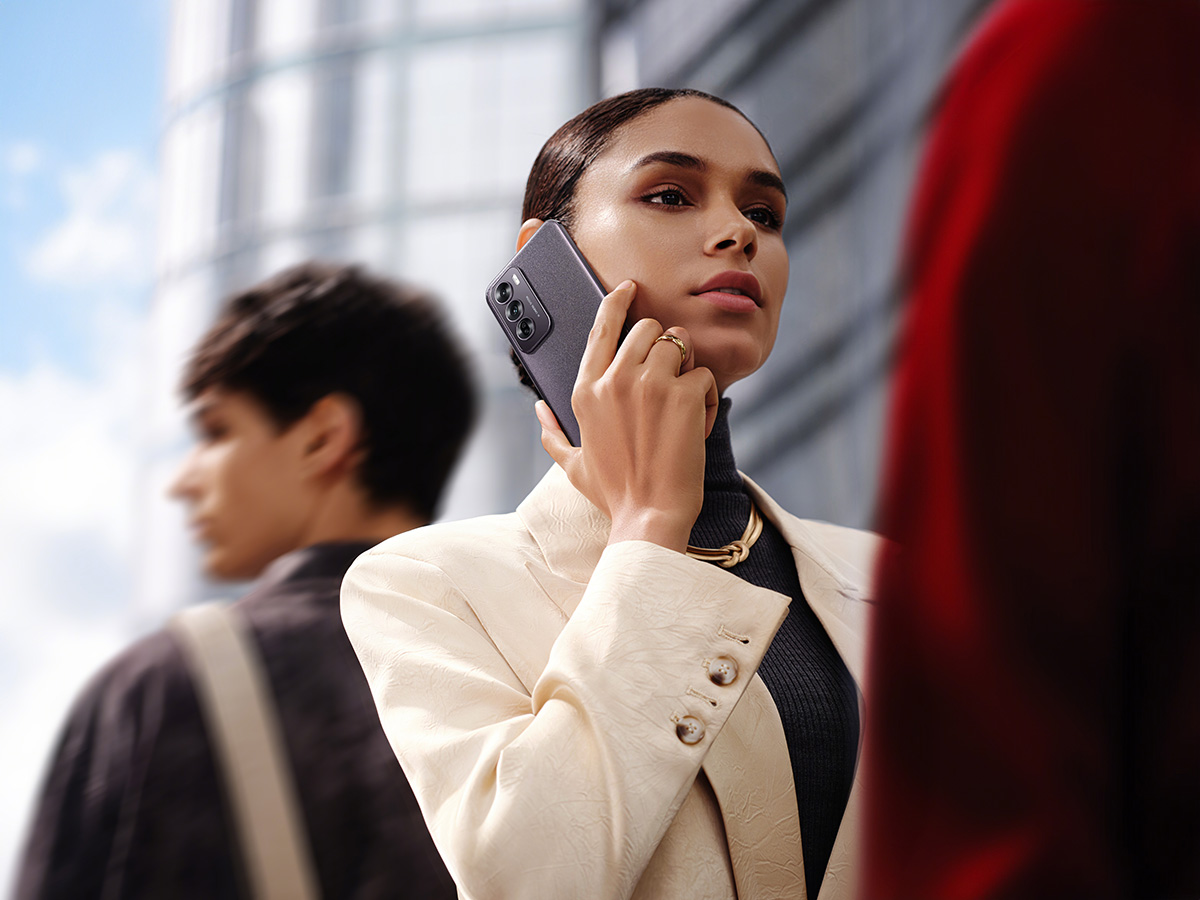 Các điện thoại Reno mới thu hút mọi ánh nhìn xung quanh