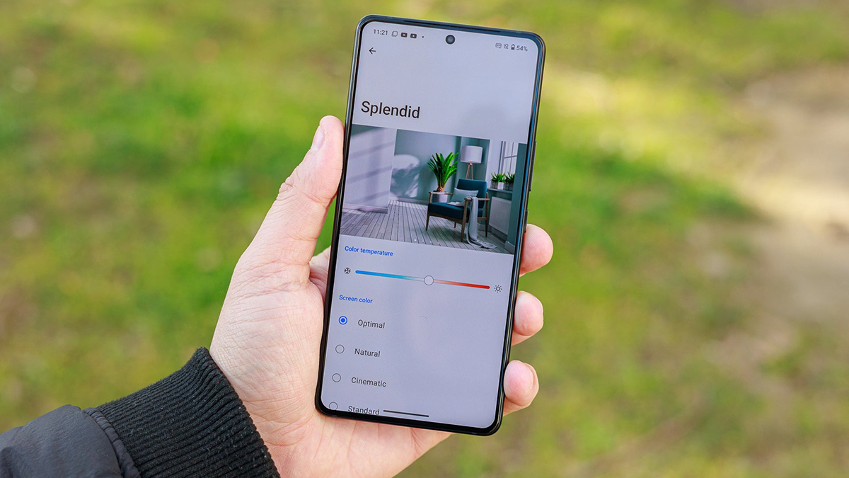ZenFone 12 Ultra có màn hình đục lỗ hiện đại ở mặt trước