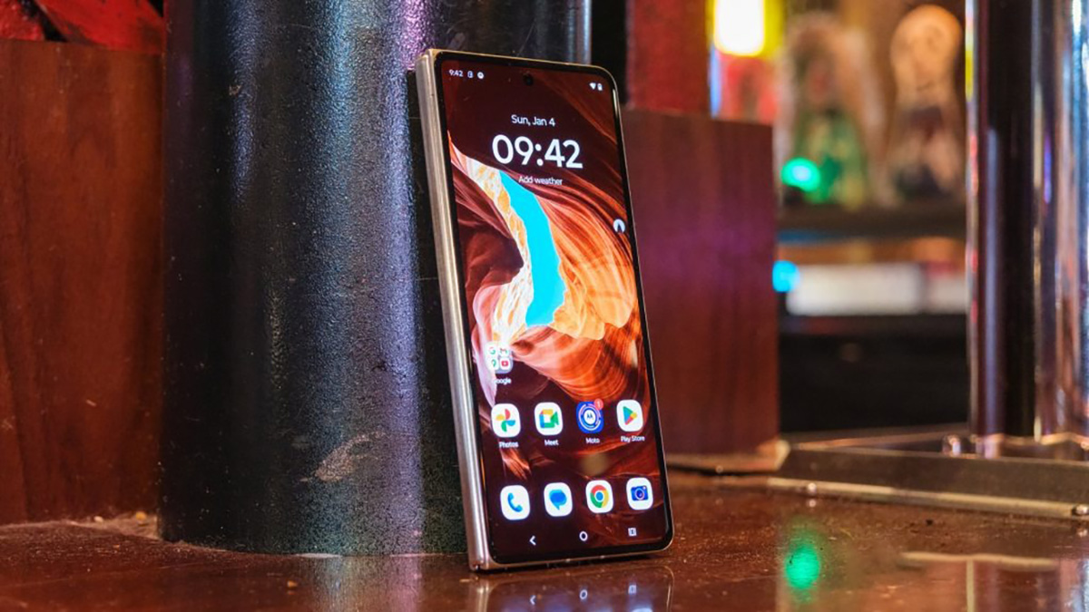 Motorola Razr Fold là điện thoại đầu tiên sử dụng kính cường lực mới của Corning