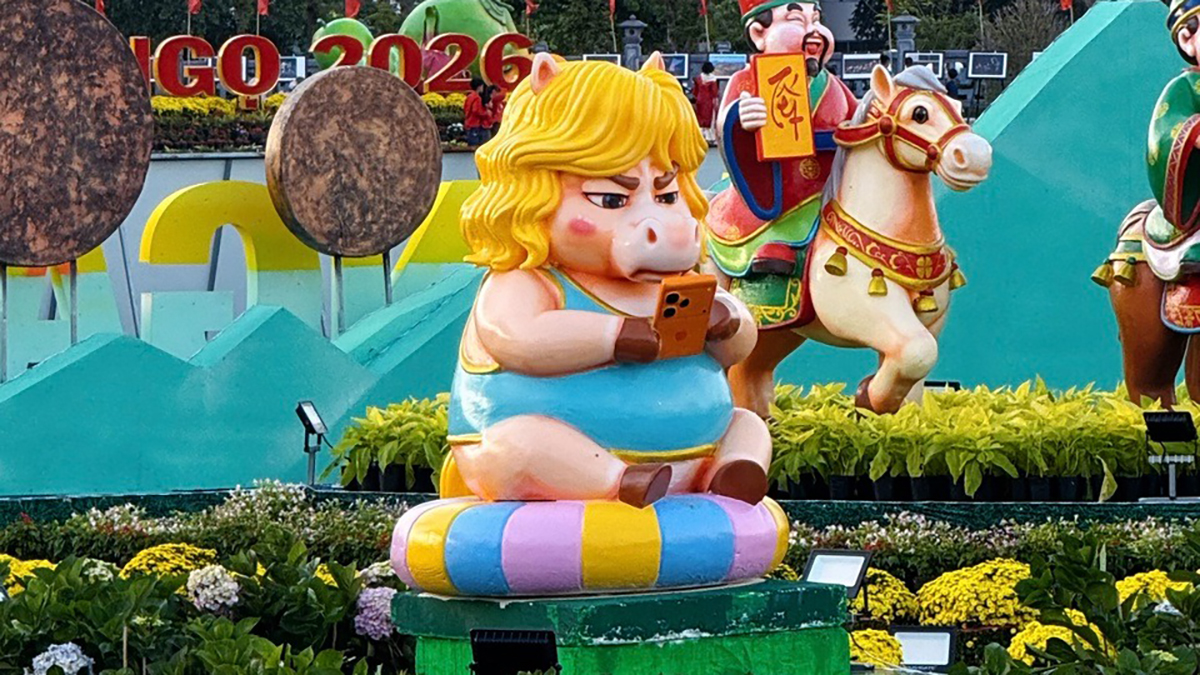 “Cười xỉu” với linh vật Tết tại Quy Nhơn: Ngựa mặt "cọc" cầm iPhone 17 Pro Max gây bão mạng xã hội