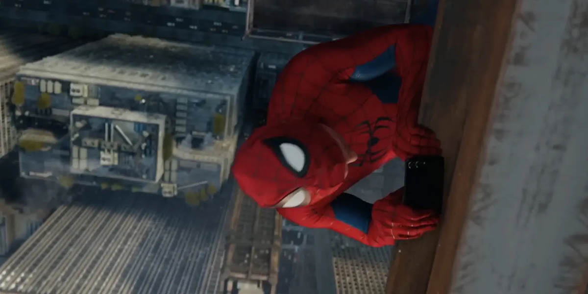 Mặc dù không có logo nhưng thiết kế gập khiến nhiều người cho rằng điện thoại này là Galaxy Z Flip7 của Samsung