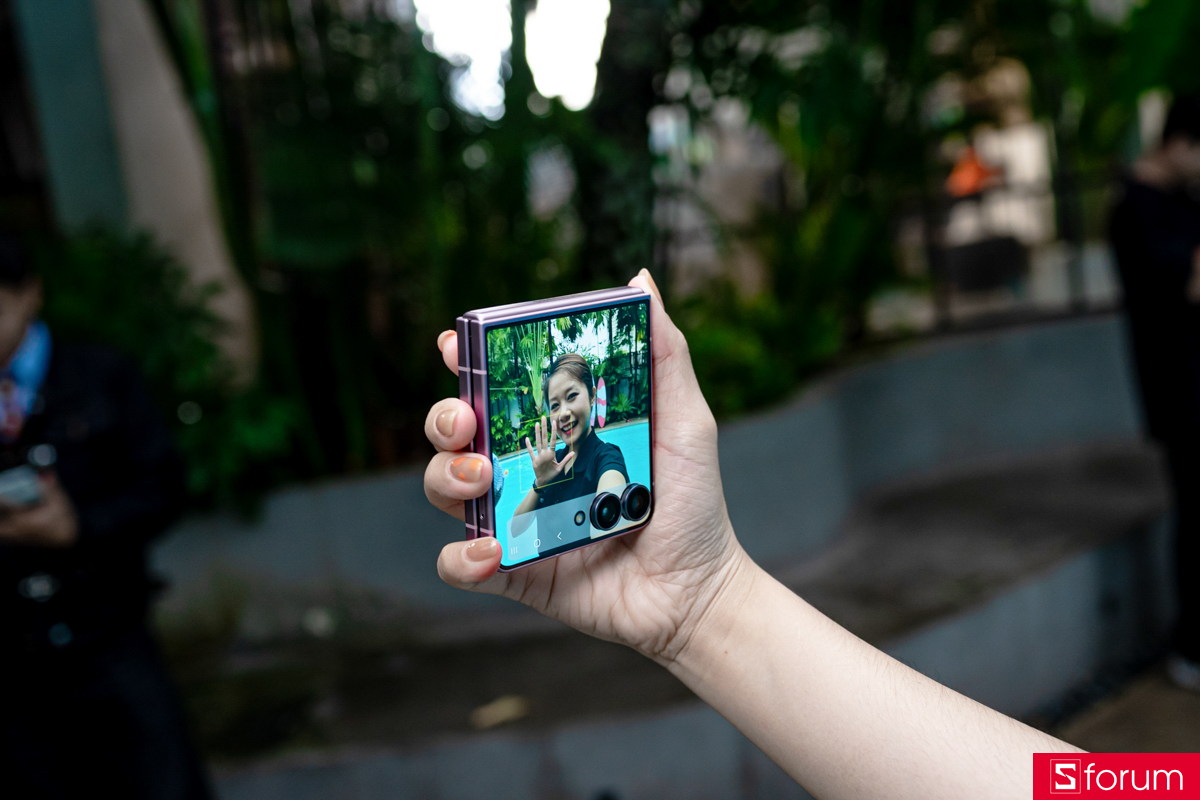 Lý do nên mua Galaxy Z Flip8 về trải nghiệm màn hình phụ