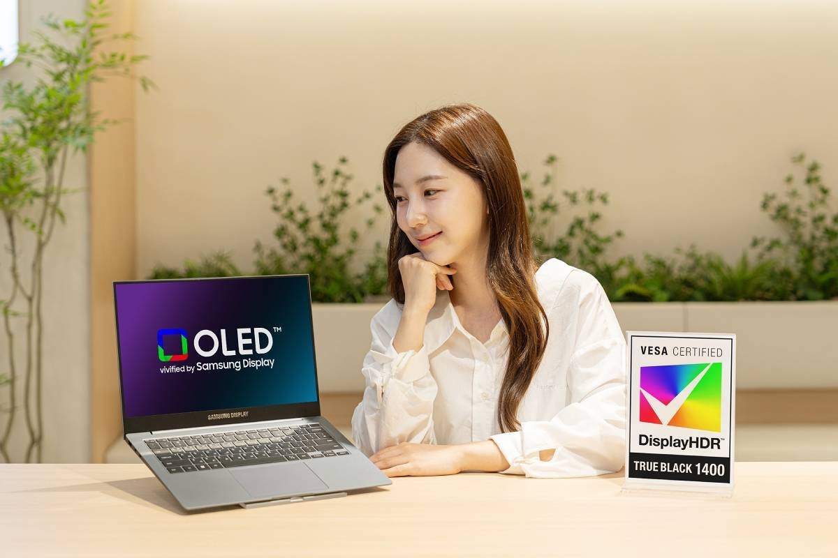 Samsung phá vỡ giới hạn laptop với màn hình OLED kép 1,600 nits Samsung phá vỡ giới hạn laptop với màn hình OLED kép 1,600 nits