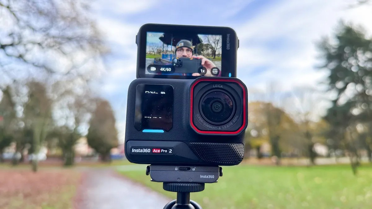 So sánh DJI Osmo Pocket 4 vs Insta360 Ace Pro 2 về màn hình