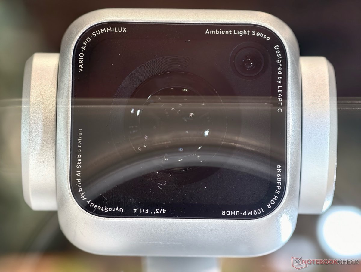 Cận cảnh cụm ống kính khẩu độ lớn f/1.4 tích hợp cảm biến Micro Four Thirds