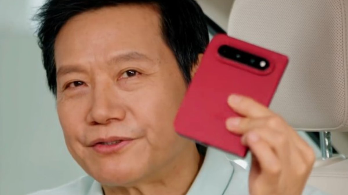 Xiaomi 18 Fold lộ ảnh trên tay: Siêu phẩm gập đỏ rực sở hữu RAM LPDDR6 đầu tiên thế giới