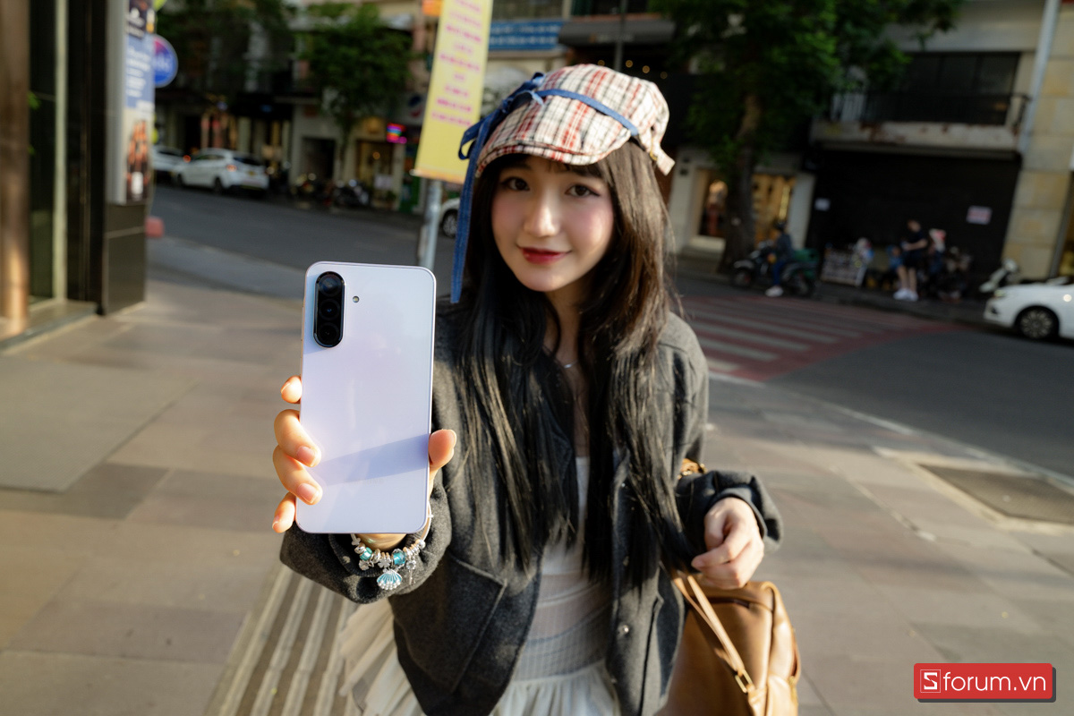 Mặt lưng chuyển màu của Galaxy A36 5G tạo điểm nhấn, giúp thu hút được sự chú ý của người dùng ngay từ cái nhìn đầu tiên