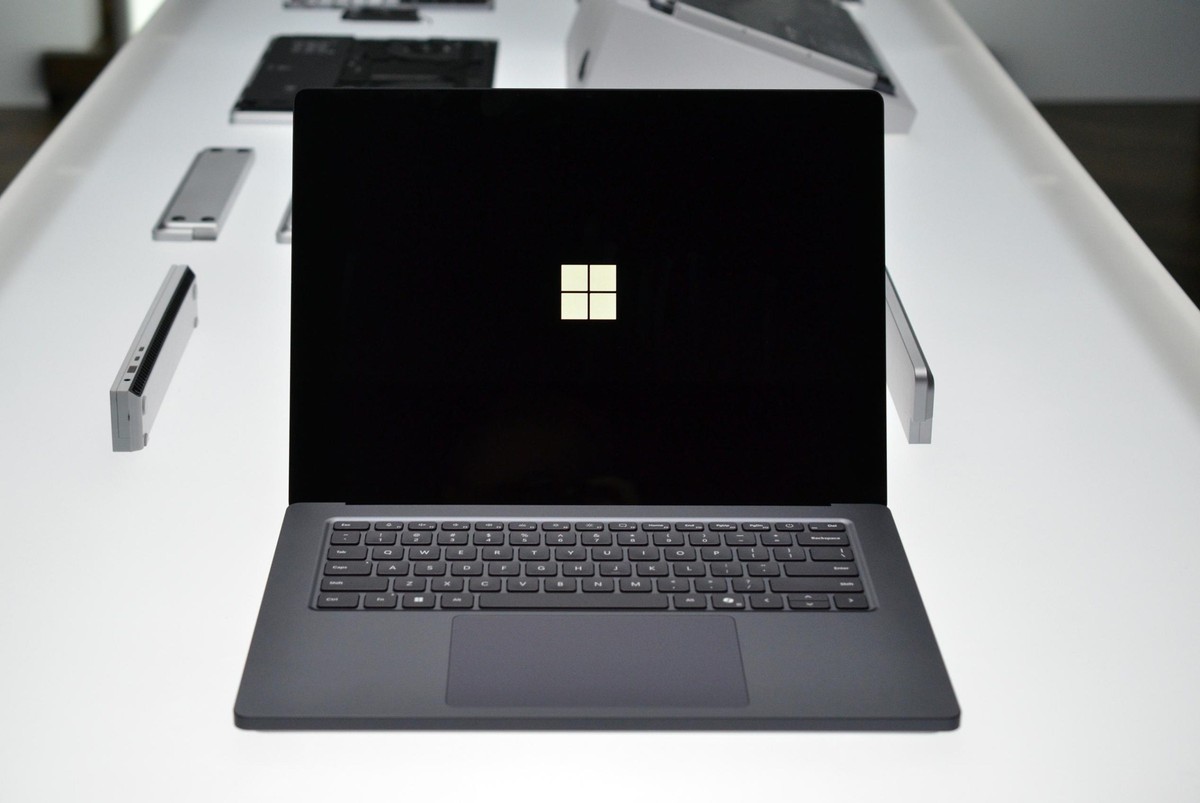 hiếc Surface Laptop Ultra 15 inch có giá khởi điểm từ 67.5 triệu đồng