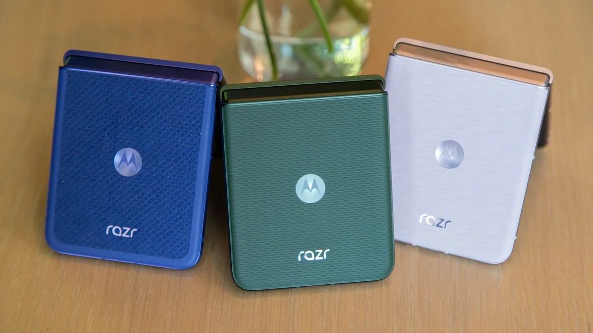 So sánh Galaxy Z Flip8 vs Razr 2026 về ngoại hình
