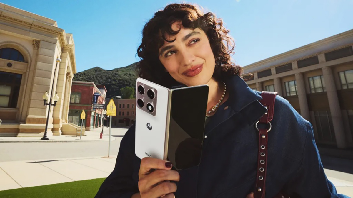 CES 2026: Razr Fold ra mắt: Smartphone gập ngang đầu tiên của hãng, 3 camera 50MP