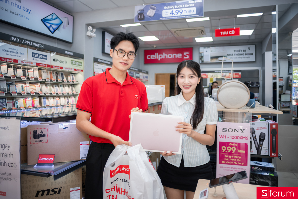 CellphoneS giao hàng MacBook cho khách hàng