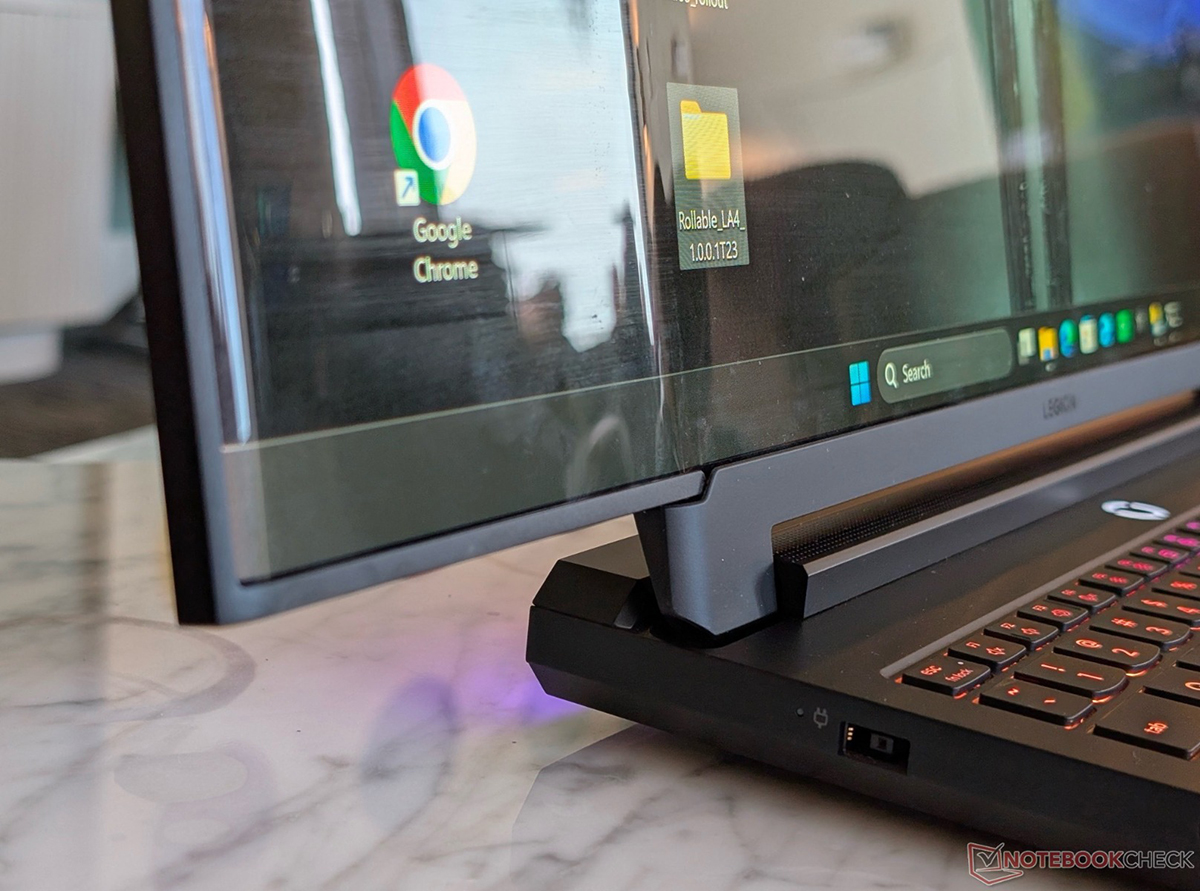 Nếp gấp màn hình vẫn hiện lên khá rõ