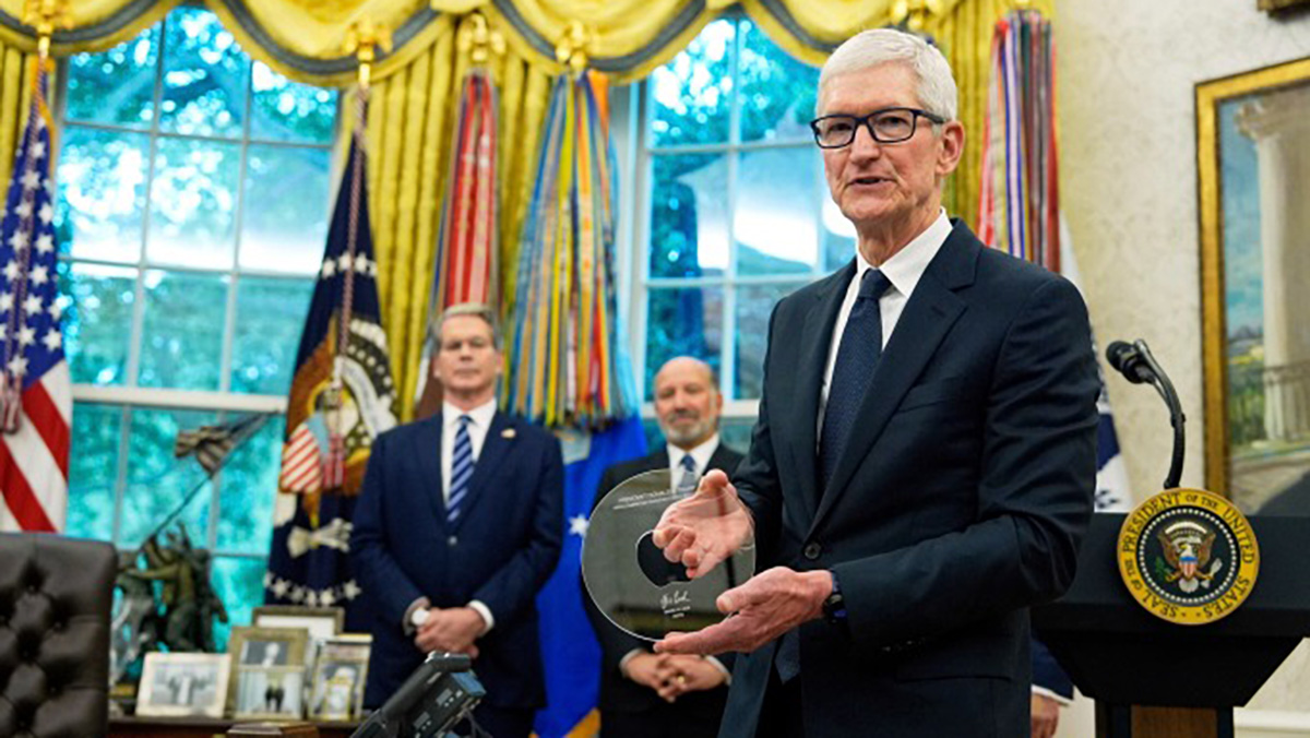 CEO Tim Cook tặng Trump món quà “độc nhất vô nhị”