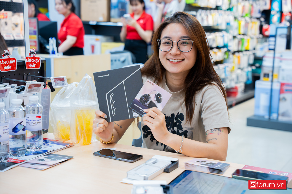 Những khách hàng đầu tiên đến nhận Galaxy Z Fold7 và Z Flip7 với nụ cười rạng rỡ trên môi