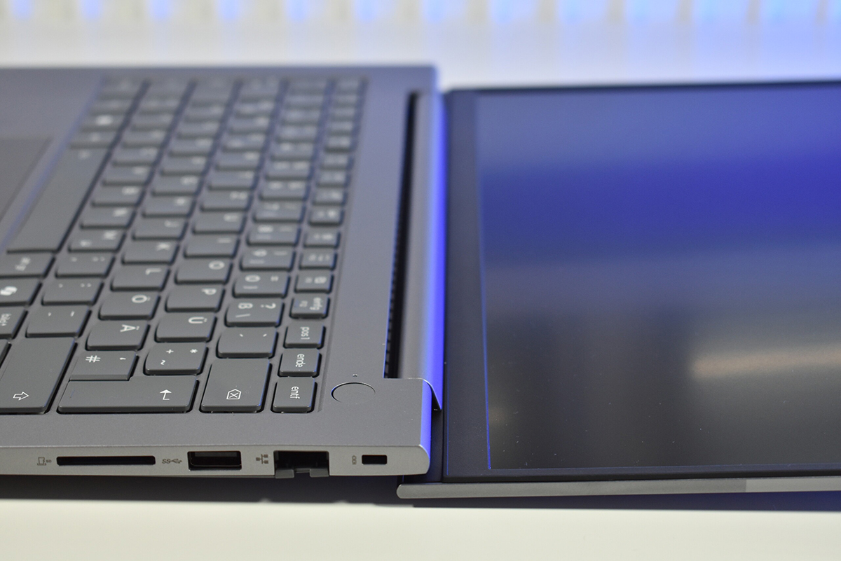 Lenovo ThinkBook 14 Gen 8 IAL có bản lề hơi lỏng lẻo