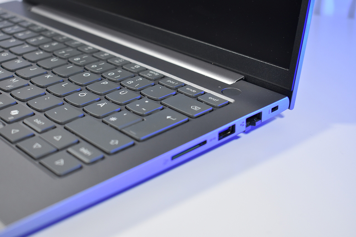 Cạnh phải chứa khóa kensington, cổng mạng LAN, USB-A và khe cắm thẻ nhớ SD