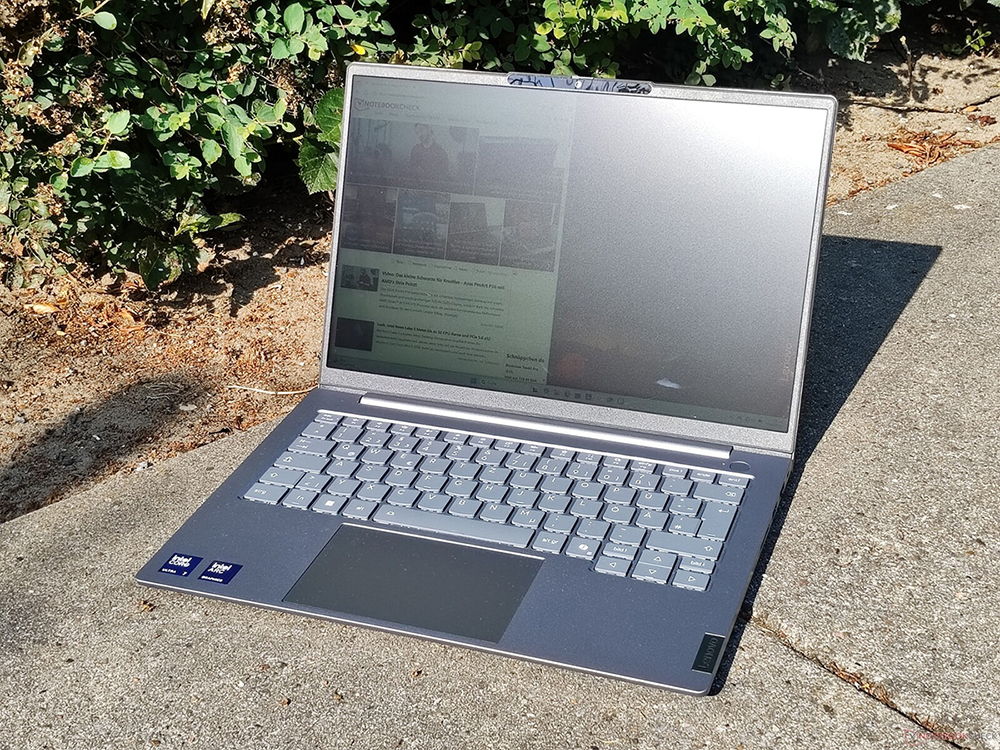 Màn hình Lenovo ThinkBook 14 Gen 8 IAL cho khả năng hiển thị ngoài trời khá tốt