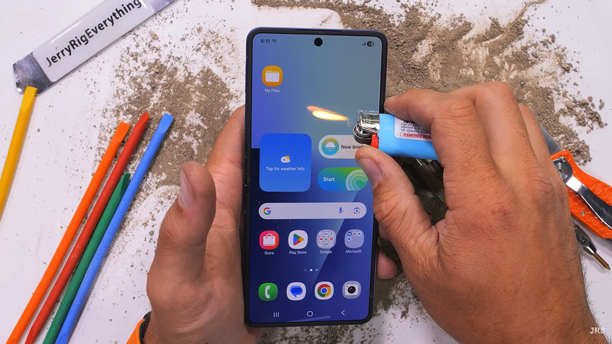 Màn hình chính của Z Flip7 bị hư hỏng khi đốt cháy