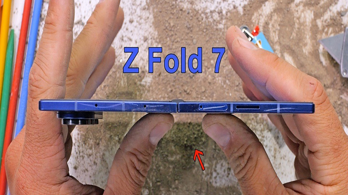 Galaxy Z Fold7 liệu có sống sót sau màn tra tấn khắc nghiệt bằng dao rọc giấy, hơ lửa và bẻ cong?