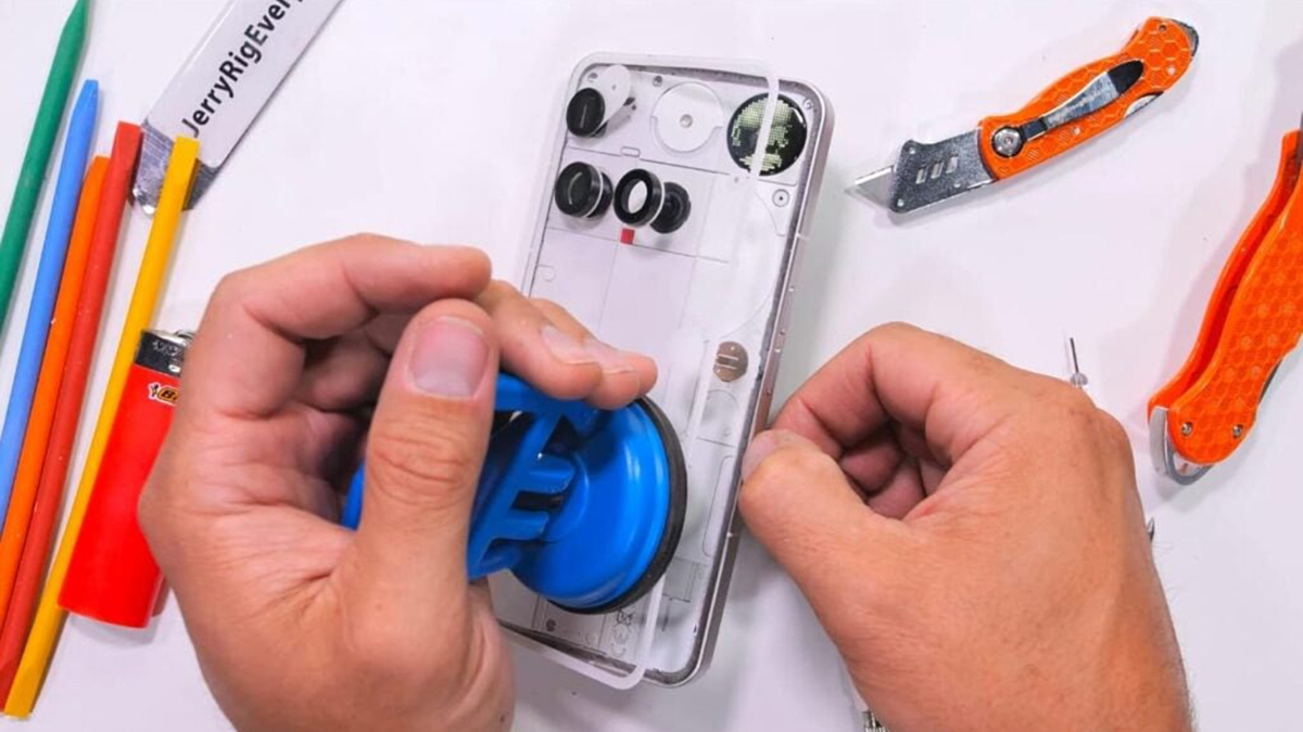 Kiểm tra độ bền và tháo rời Nothing Phone 3: Nhiều chi tiết thú vị được hé lộ
