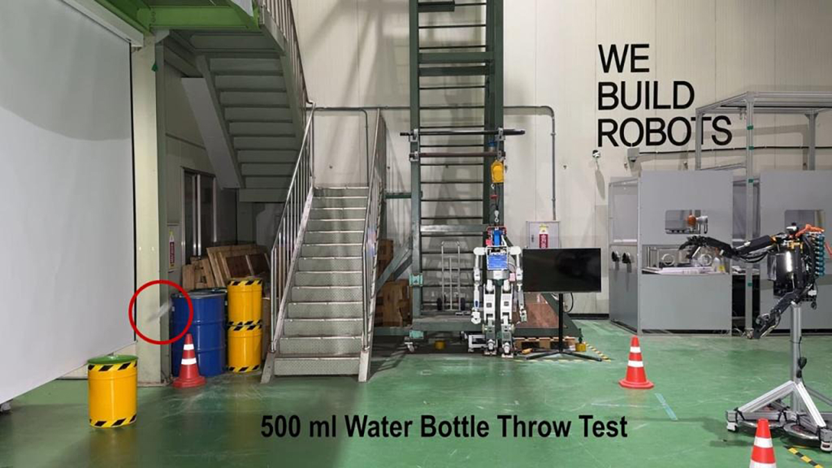 Robot hình người có thể ném chai nước vào thùng chính xác đến bất ngờ