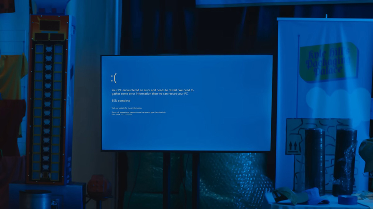 Apple “cà khịa” màn hình xanh chết chóc của Windows trong video quảng cáo mới