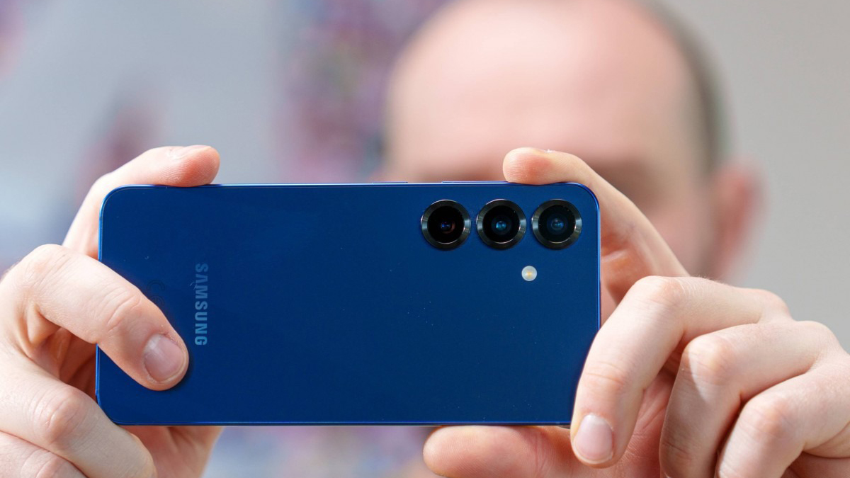 Samsung giữ nguyên camera Galaxy S26 vì áp lực từ iPhone 17