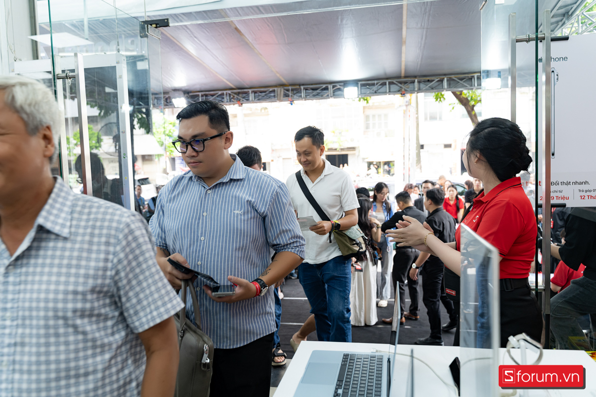 CellphoneS mở bán dòng iPhone 17 với rất nhiều quý khách hàng đến nhận máy