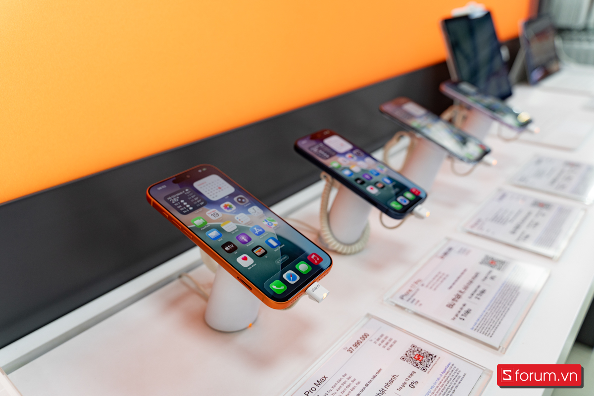 CellphoneS mở bán dòng iPhone 17 với khung cảnh nhộn nhịp