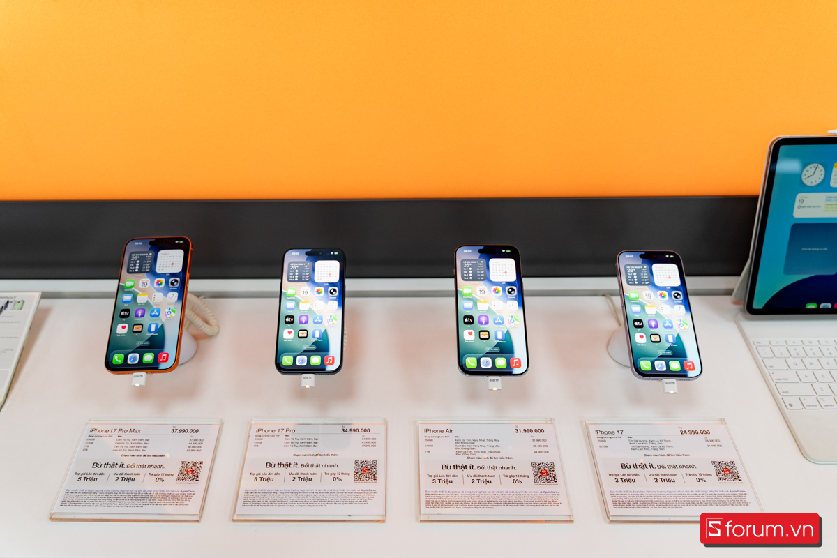CellphoneS mở bán dòng iPhone 17 với khung cảnh nhộn nhịp